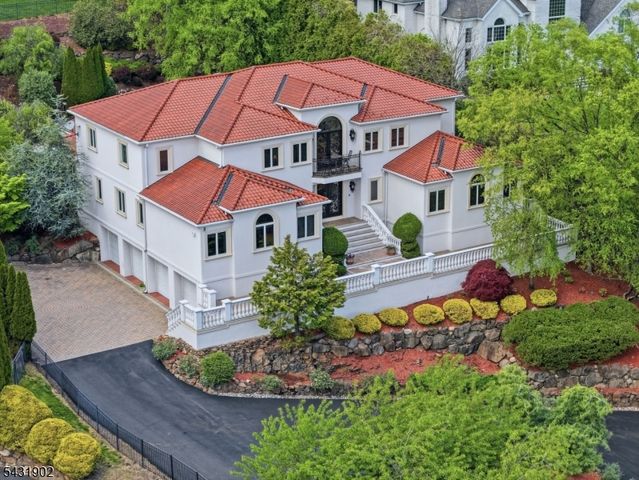 27 Mountainwood Ct, Totowa Boro, NJ 07512