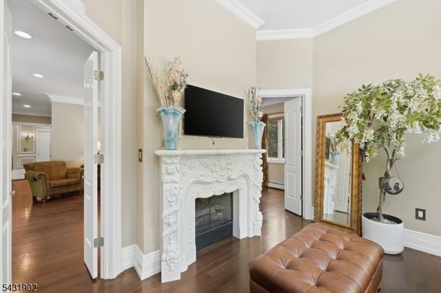 27 Mountainwood Ct, Totowa Boro, NJ 07512