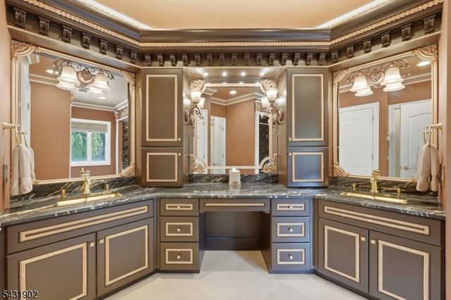27 Mountainwood Ct, Totowa Boro, NJ 07512