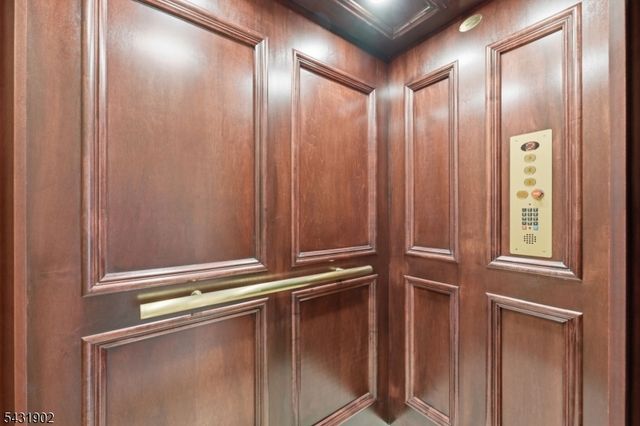 27 Mountainwood Ct, Totowa Boro, NJ 07512