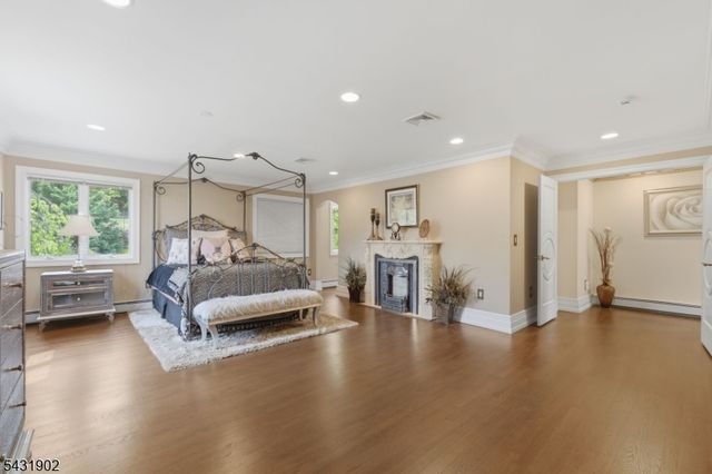 27 Mountainwood Ct, Totowa Boro, NJ 07512