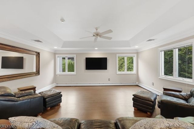 27 Mountainwood Ct, Totowa Boro, NJ 07512