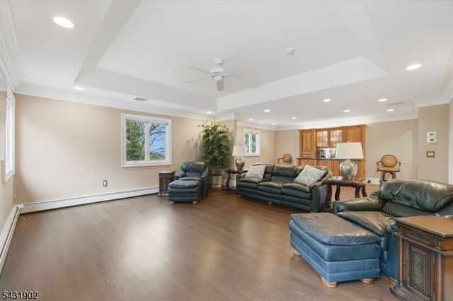 27 Mountainwood Ct, Totowa Boro, NJ 07512