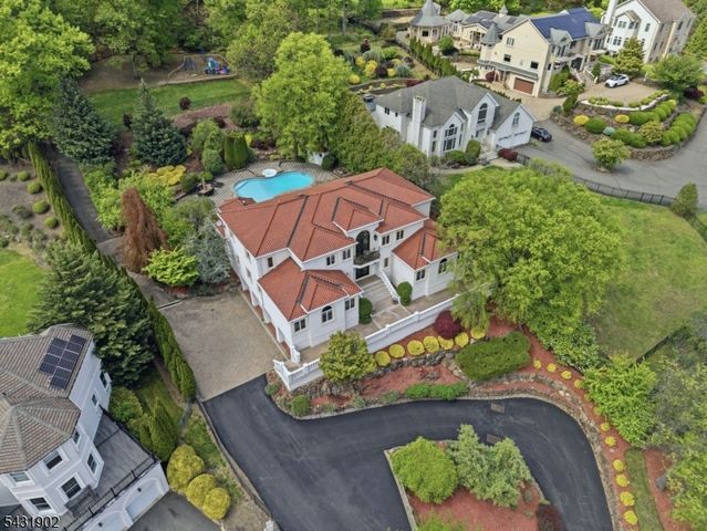 27 Mountainwood Ct, Totowa Boro, NJ 07512