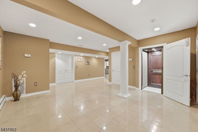 27 Mountainwood Ct, Totowa Boro, NJ 07512