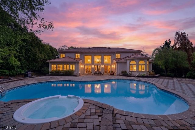 27 Mountainwood Ct, Totowa Boro, NJ 07512
