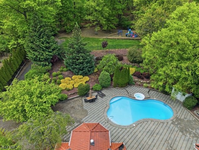 27 Mountainwood Ct, Totowa Boro, NJ 07512
