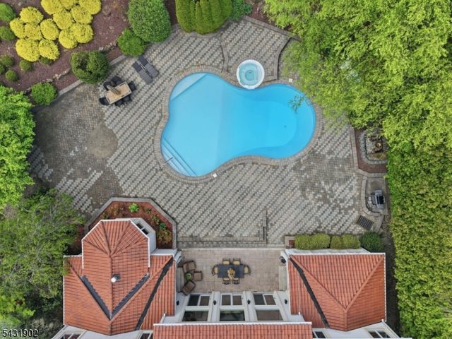 27 Mountainwood Ct, Totowa Boro, NJ 07512