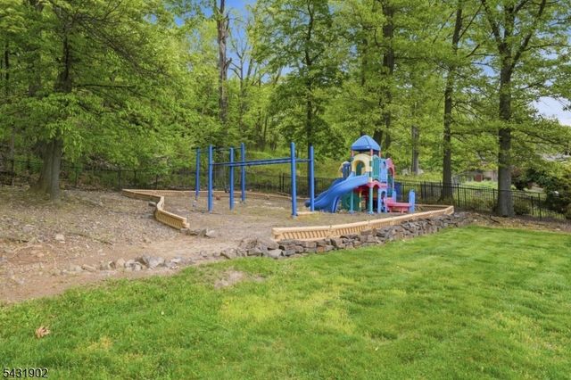 27 Mountainwood Ct, Totowa Boro, NJ 07512