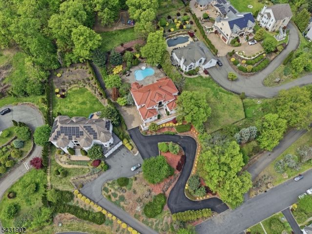 27 Mountainwood Ct, Totowa Boro, NJ 07512