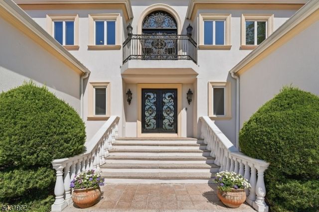 27 Mountainwood Ct, Totowa Boro, NJ 07512