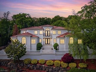 27 Mountainwood Ct, Totowa Boro, NJ 07512