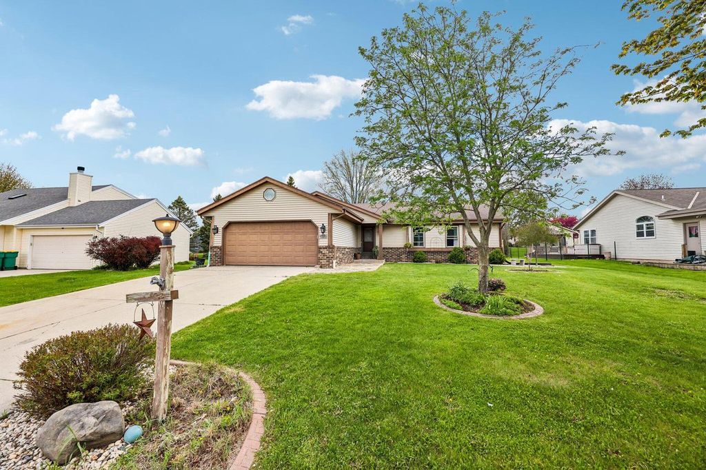W163N10528 Ridgeview LANE, Germantown, WI 53022