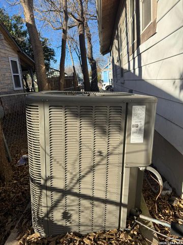 942 W Lynwood, San Antonio, TX 78201