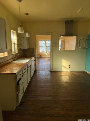 942 W Lynwood, San Antonio, TX 78201