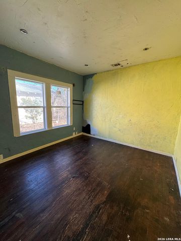 942 W Lynwood, San Antonio, TX 78201