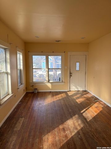 942 W Lynwood, San Antonio, TX 78201