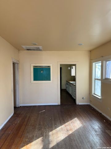 942 W Lynwood, San Antonio, TX 78201