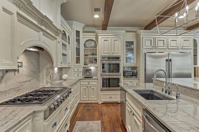 106 Fairwater Drive, Montgomery, TX 77356