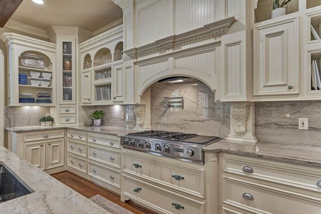 106 Fairwater Drive, Montgomery, TX 77356