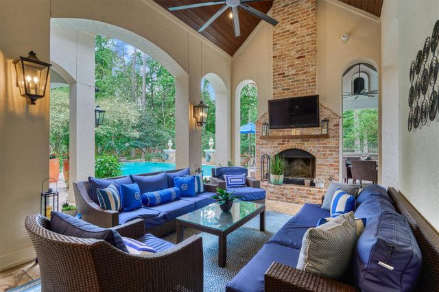 106 Fairwater Drive, Montgomery, TX 77356
