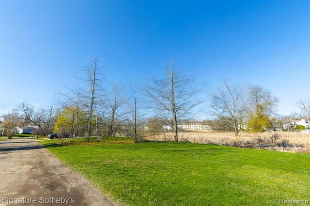 1105 Oregon Boulevard, Waterford, MI 48327