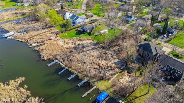 1105 Oregon Boulevard, Waterford, MI 48327