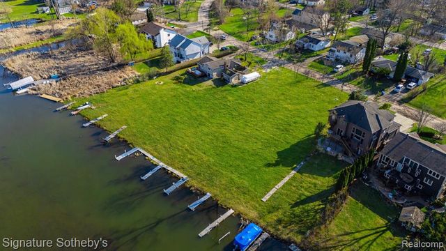1105 Oregon Boulevard, Waterford, MI 48327