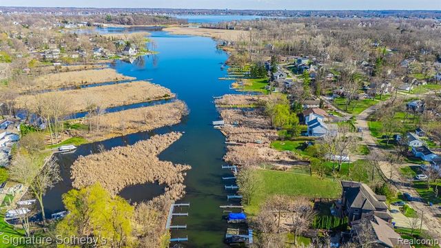 1105 Oregon Boulevard, Waterford, MI 48327