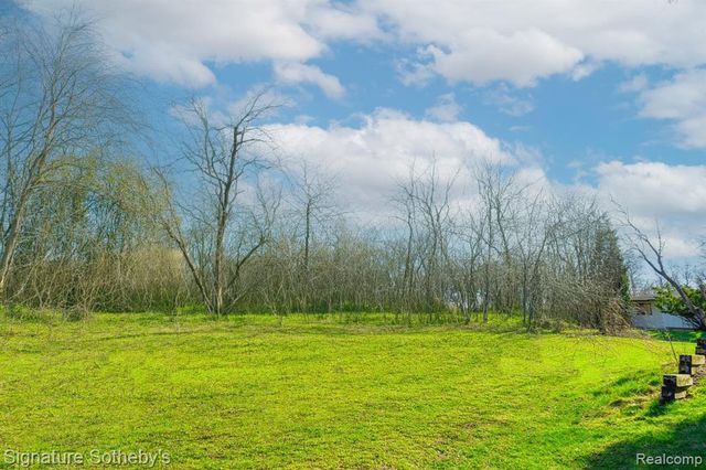 1105 Oregon Boulevard, Waterford, MI 48327