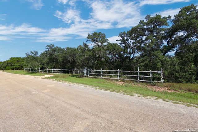 466 County Road 2471, Hondo, TX 78861