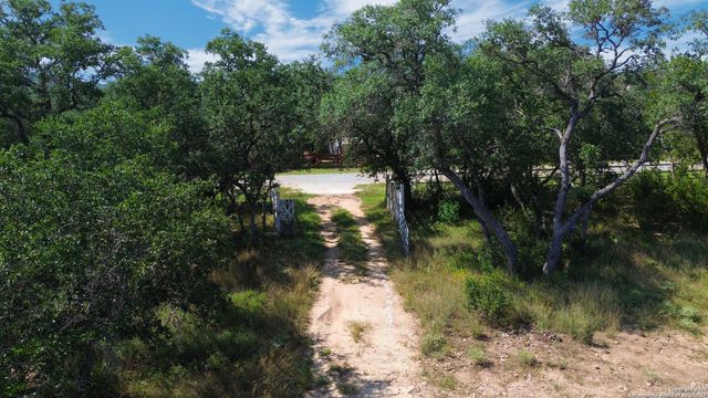 466 County Road 2471, Hondo, TX 78861