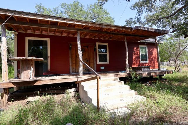 466 County Road 2471, Hondo, TX 78861