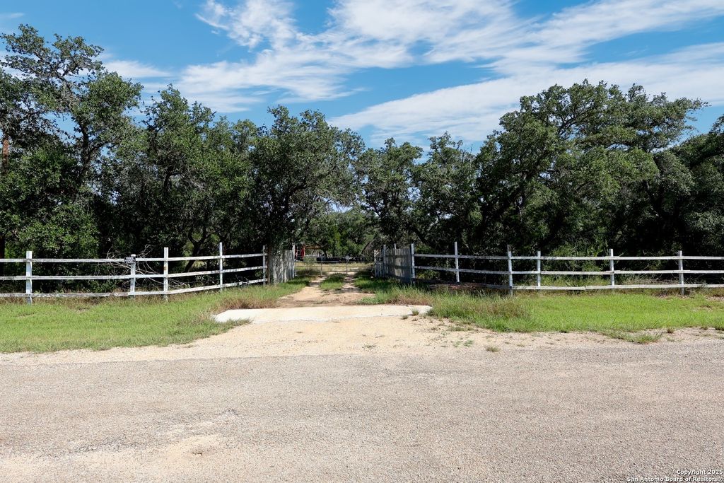 466 County Road 2471, Hondo, TX 78861