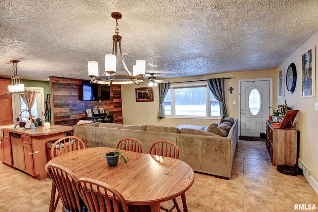 1424 W SUNSET Drive, Taylorville, IL 62568