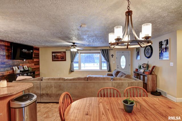 1424 W SUNSET Drive, Taylorville, IL 62568