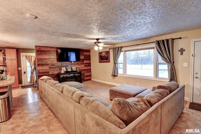 1424 W SUNSET Drive, Taylorville, IL 62568