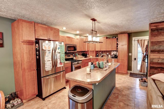 1424 W SUNSET Drive, Taylorville, IL 62568