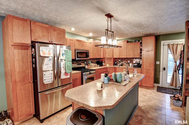 1424 W SUNSET Drive, Taylorville, IL 62568