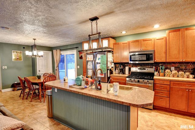 1424 W SUNSET Drive, Taylorville, IL 62568