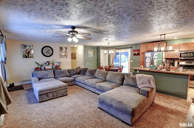 1424 W SUNSET Drive, Taylorville, IL 62568