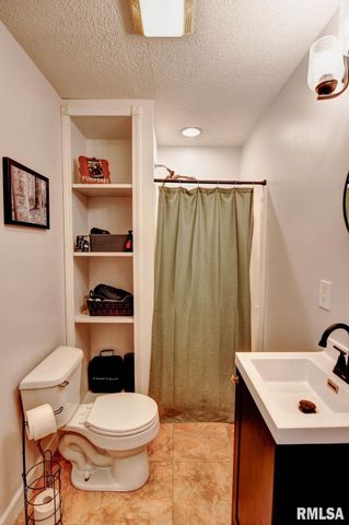 1424 W SUNSET Drive, Taylorville, IL 62568