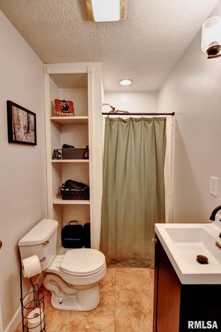 1424 W SUNSET Drive, Taylorville, IL 62568