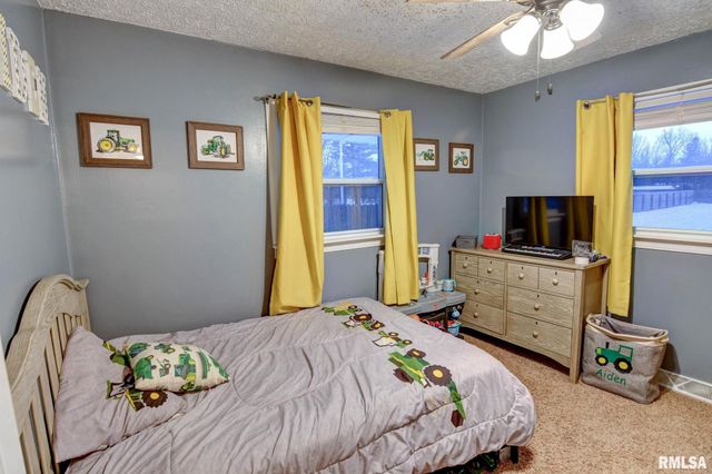 1424 W SUNSET Drive, Taylorville, IL 62568