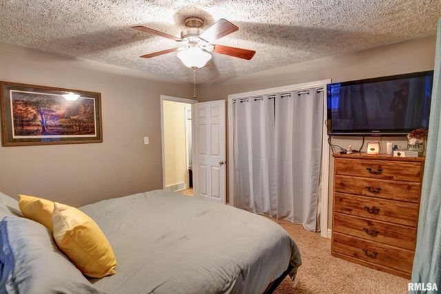 1424 W SUNSET Drive, Taylorville, IL 62568