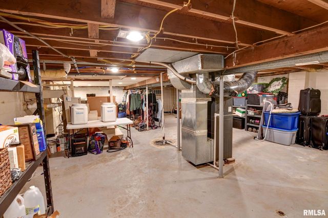 1424 W SUNSET Drive, Taylorville, IL 62568