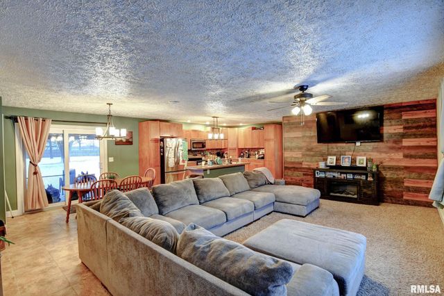 1424 W SUNSET Drive, Taylorville, IL 62568