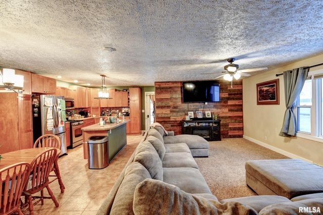 1424 W SUNSET Drive, Taylorville, IL 62568