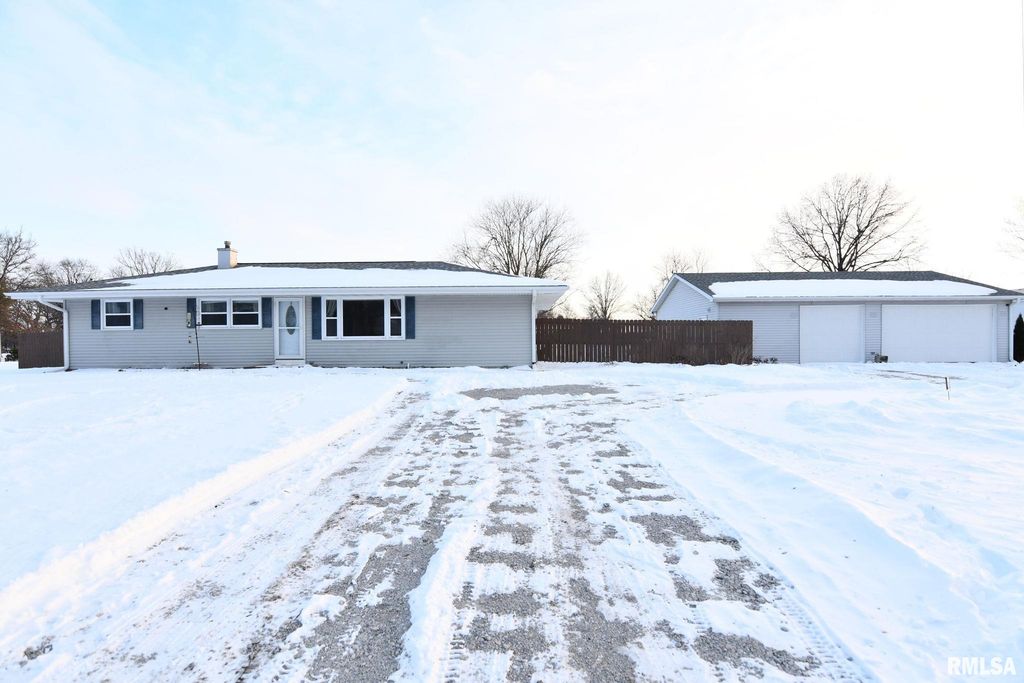 1424 W SUNSET Drive, Taylorville, IL 62568