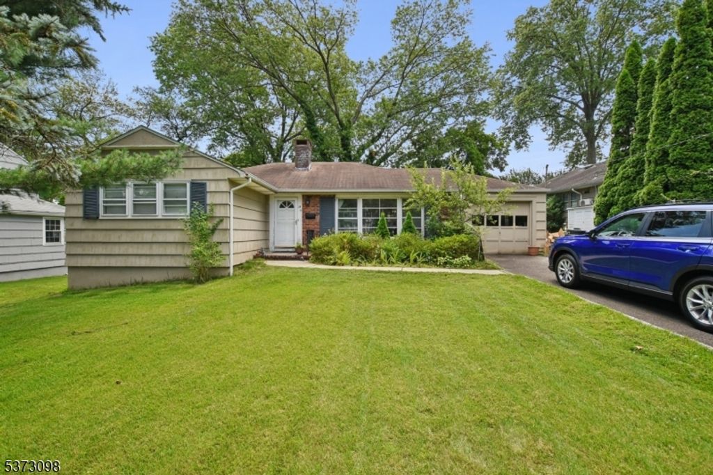 14 Canterbury Ln, Millburn Twp., NJ 07078